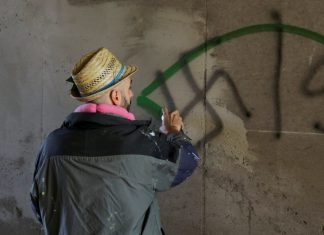 Artista de rua italiano enfrenta racismo transformando suásticas em cupcakes