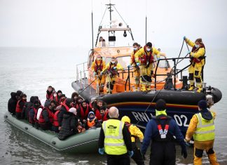 Naufrágio de bote de imigrantes no Canal da Mancha deixa ao menos 24 mortos