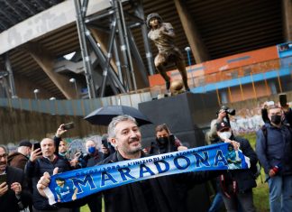 Morte de Maradona completa um ano em meio a homenagens e polêmicas; veja nova estátua do craque inaugurada na Itália