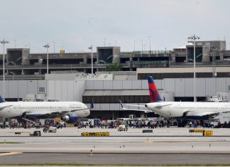 Homem de 26 anos viaja em trem de pouso de avião por 2h30 e chega vivo aos EUA