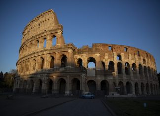 Turistas são multados por entrar no Coliseu de Roma à noite para beber