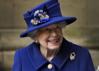 Rainha Elizabeth II cancela participação em cerimônia oficial neste domingo por causa de problema nas costas