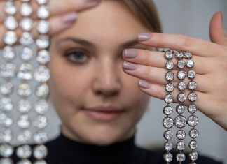 Pulseiras de Maria Antonieta são vendidas na Suíça por mais de R$ 40 milhões