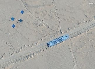 Satélites mostram modelos em tamanho real de navios militares dos EUA montados no deserto da China