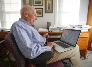 Homem de 89 anos consegue título de doutor em Física após 20 anos de estudos e superação de doença grave