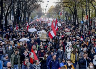 Milhares vão às ruas na Áustria em protesto contra novo lockdown