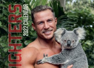 Bombeiros australianos posam sem camisa e com animais para calendário; veja FOTOS