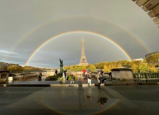 Arco-íris emoldura a Torre Eiffel em Paris; FOTO
