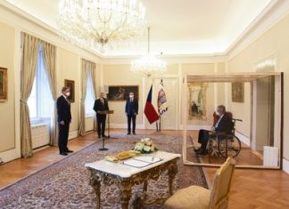 Com Covid, presidente tcheco participa da posse de premiê em ‘jaula’ plástica; veja VÍDEO