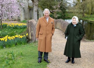 Rainha Elizabeth II ‘está bem’, diz príncipe Charles após médicos recomendarem descanso