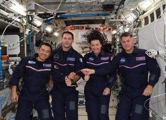 Vazamento de banheiro na SpaceX vai obrigar astronautas a usarem fraudas
