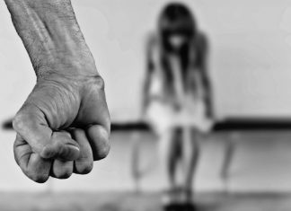 França vai regularizar situação de mulheres ilegais que sofrem violência doméstica