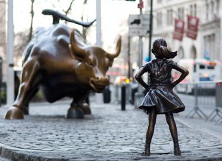Estátua de menina que encarou touro de Wall Street poderá ser ‘despejada’ no fim do mês; entenda