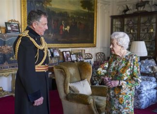 Rainha Elizabeth II tem 1ª aparição pública após cancelar evento por problema de saúde
