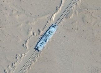 As imagens que revelam maquetes de navios militares dos EUA no deserto da China