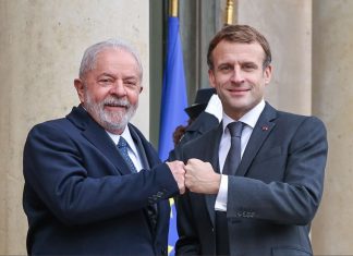 Emmanuel Macron se reúne com Lula em palácio presidencial em Paris