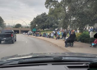 Seguidores do movimento conspiracionista QAnon se reúnem em Dallas à espera do reaparecimento de John Kennedy Jr, morto em 1999