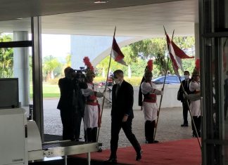 Presidente do Paraguai chega ao Planalto para encontro com Bolsonaro