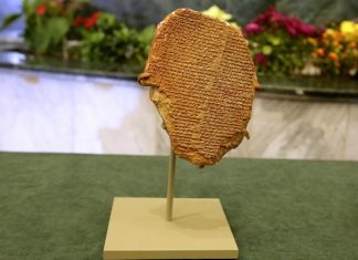 Tábua de argila de 3.500 anos com fragmento da ‘Epopeia de Gilgamesh’ é devolvida ao Iraque