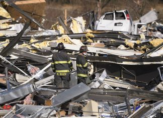 Busca desesperada por sobreviventes continua após devastação dos tornados nos EUA