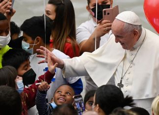 Papa descreve violência doméstica como problema ‘quase satânico’