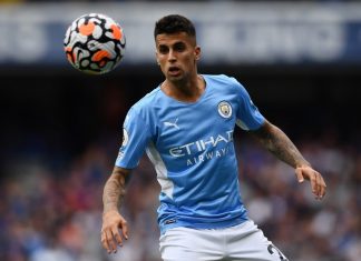 Jogador do Manchester City tem casa assaltada e é agredido