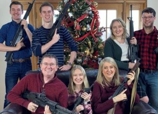 Deputado dos EUA é criticado por foto de Natal com armas dias após massacre em escola