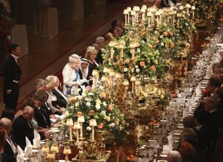 Rainha Elizabeth II cancela almoço de confraternização ‘por precaução’ após aumento de casos de Covid-19