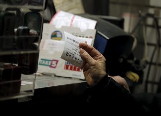 Britânicos são presos por comprar bilhete de loteria premiado com cartão roubado e não levam prêmio de R$ 30 milhões