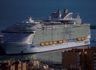 Maior navio de cruzeiro do mundo atraca em Miami com 48 casos de Covid