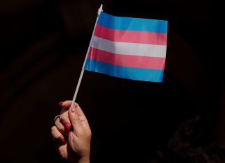 Morre April Ashley, pioneira da luta pelos direitos trans no Reino Unido