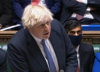 Boris Johnson enfrenta reação negativa a vídeo de festa durante lockdown