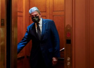 Senador democrata dos EUA rejeita pacote de US$1,75 tri de Biden