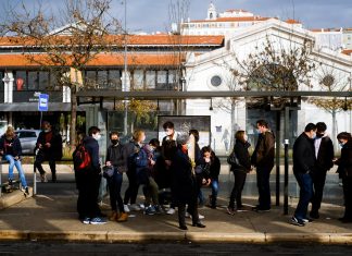 Variante ômicron torna-se dominante em Portugal, um dos países mais vacinados do mundo