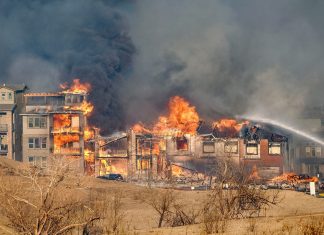 Moradores deixam suas casas após incêndio florestal no estado do Colorado, nos EUA