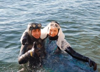 Noivos se casam debaixo d’água em lago congelante da Rússia; veja VÍDEO