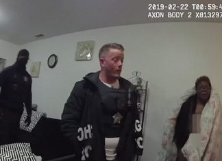 Americana que teve casa invadida por engano pela polícia e ficou algemada nua receberá R$ 16 milhões de indenização