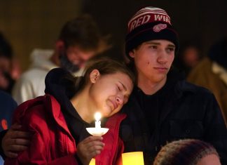 Sobe número de mortos em massacre a escola em Michigan, nos EUA