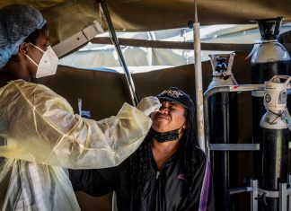 Novos casos de Covid dobram na África do Sul em um dia