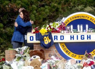 Promotoria acusa pais de assassino por negligência em massacre a escola em Michigan; arma foi comprada na Black Friday