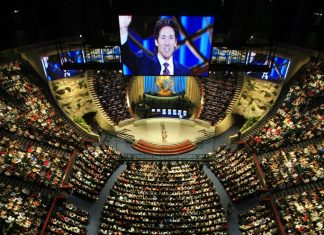 Encanador encontra centenas de envelopes de dinheiro em parede de igreja de pastor evangélico famoso nos EUA