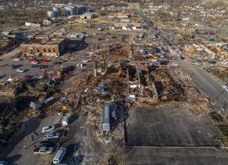 Sobe para 88 o número de mortos em série histórica de tornados nos EUA