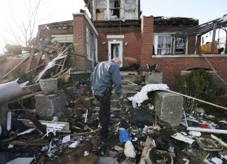 Sobreviventes de tornado no Kentucky vasculham destroços em cenário de destruição