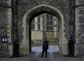 Policia investiga como jovem invadiu castelo para ‘assassinar’ rainha Elizabeth 2ª no Natal