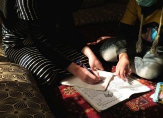 O desespero das meninas afegãs com proibição de escola secundária pelo Talibã
