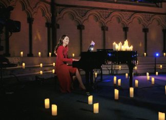 Kate Middleton toca piano em especial de Natal na TV britânica; assista