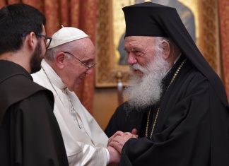 ‘Papa, você é um herege’, grita padre ortodoxo durante passagem de Francisco em Atenas