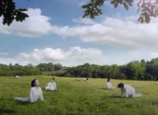 Gigante dos laticínios da Coreia do Sul se desculpa por propaganda com mulheres como vacas