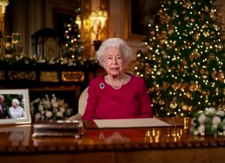 Elizabeth II presta homenagem ao falecido marido em mensagem de Natal