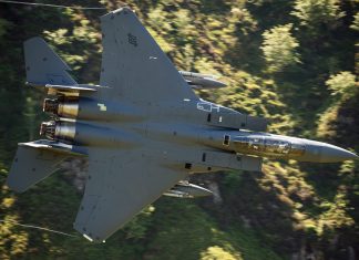 Caça F-15 desaparece no Mar do Japão; autoridades buscam por sobrevivente
